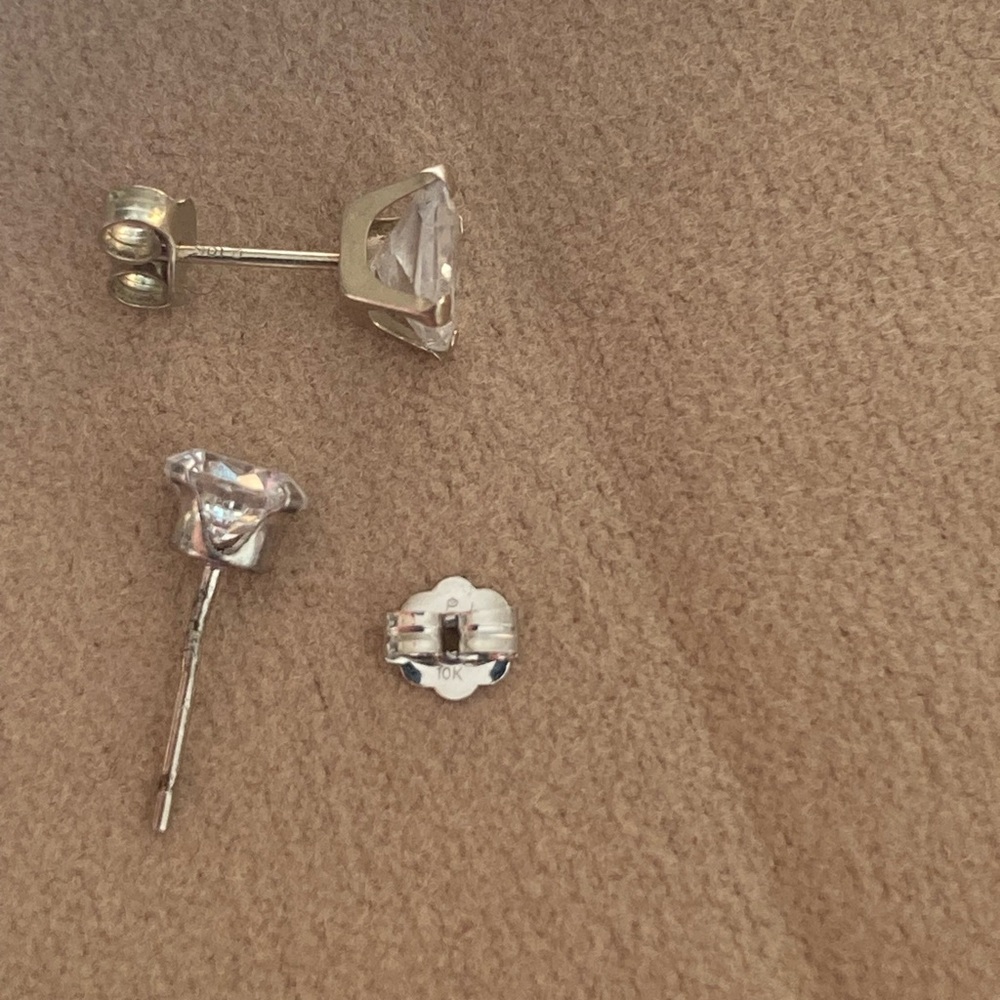 10k 2 single white gold Stud Earrings - Picture 5 of 9
